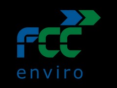 Logotipo de FCC Enviro en tonos verdes y azules sobre fondo negro.
