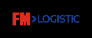 Logotipo de FM Logistic con letras en rojo y azul sobre fondo negro.